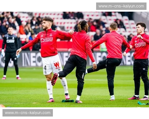 诺丁汉森林对阵狼队，黄喜灿伤缺影响客队进攻