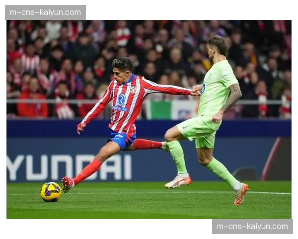 战术板：解析马竞如何用高强度中场绞杀，应对巴萨的传控体系